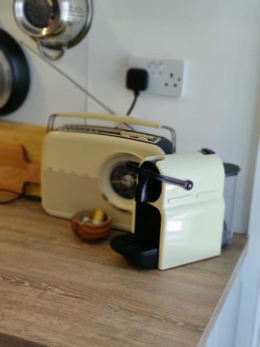 May Cottage - Heart Of Vibrant Village & 10 Mins Walk To Beach Milford on Sea Esterno foto