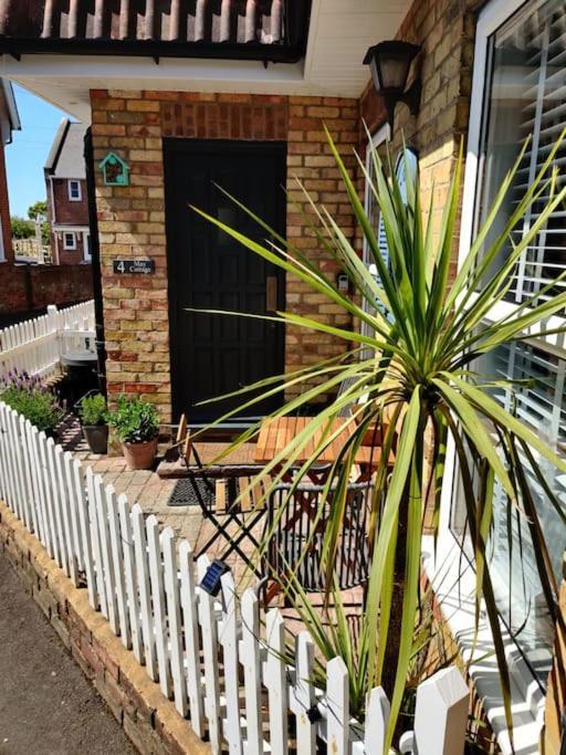 May Cottage - Heart Of Vibrant Village & 10 Mins Walk To Beach Milford on Sea Esterno foto