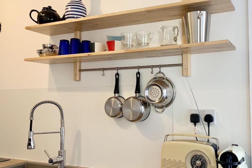 May Cottage - Heart Of Vibrant Village & 10 Mins Walk To Beach Milford on Sea Esterno foto