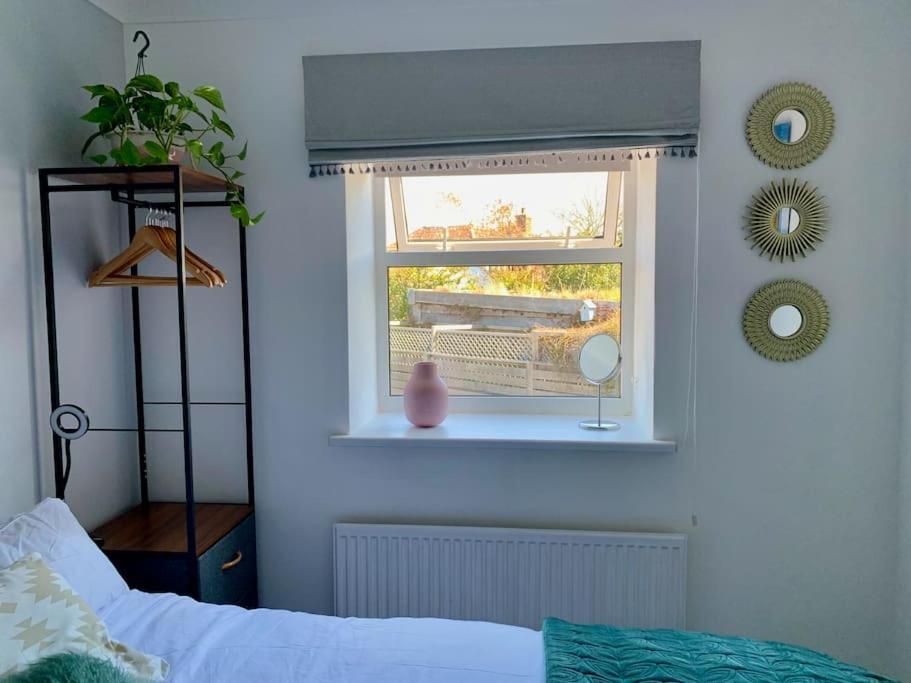 May Cottage - Heart Of Vibrant Village & 10 Mins Walk To Beach Milford on Sea Esterno foto