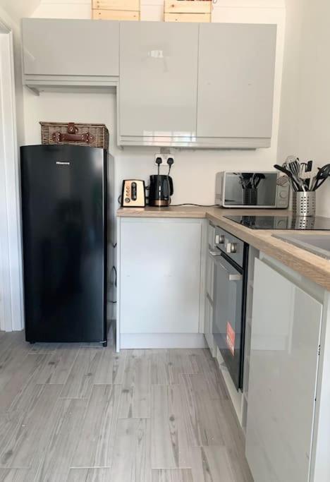 May Cottage - Heart Of Vibrant Village & 10 Mins Walk To Beach Milford on Sea Esterno foto
